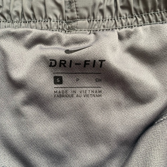 Grey Nike shorts sizes S and XS - Picture 3 of 4